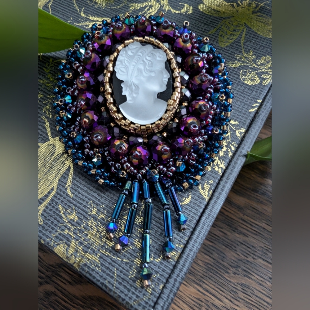 Beautiful Handmade Beaded Cameo Brooch - Picture 2 of 5